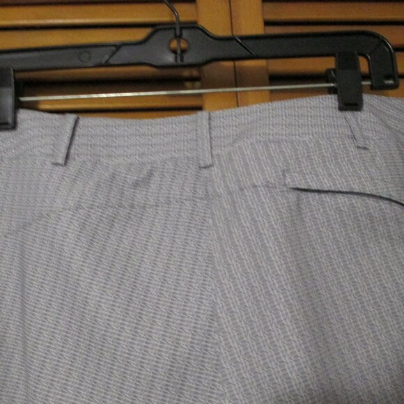 Cutter & Buck Annika capris great for golf, light gray & white like new size 12 - Picture 10 of 12